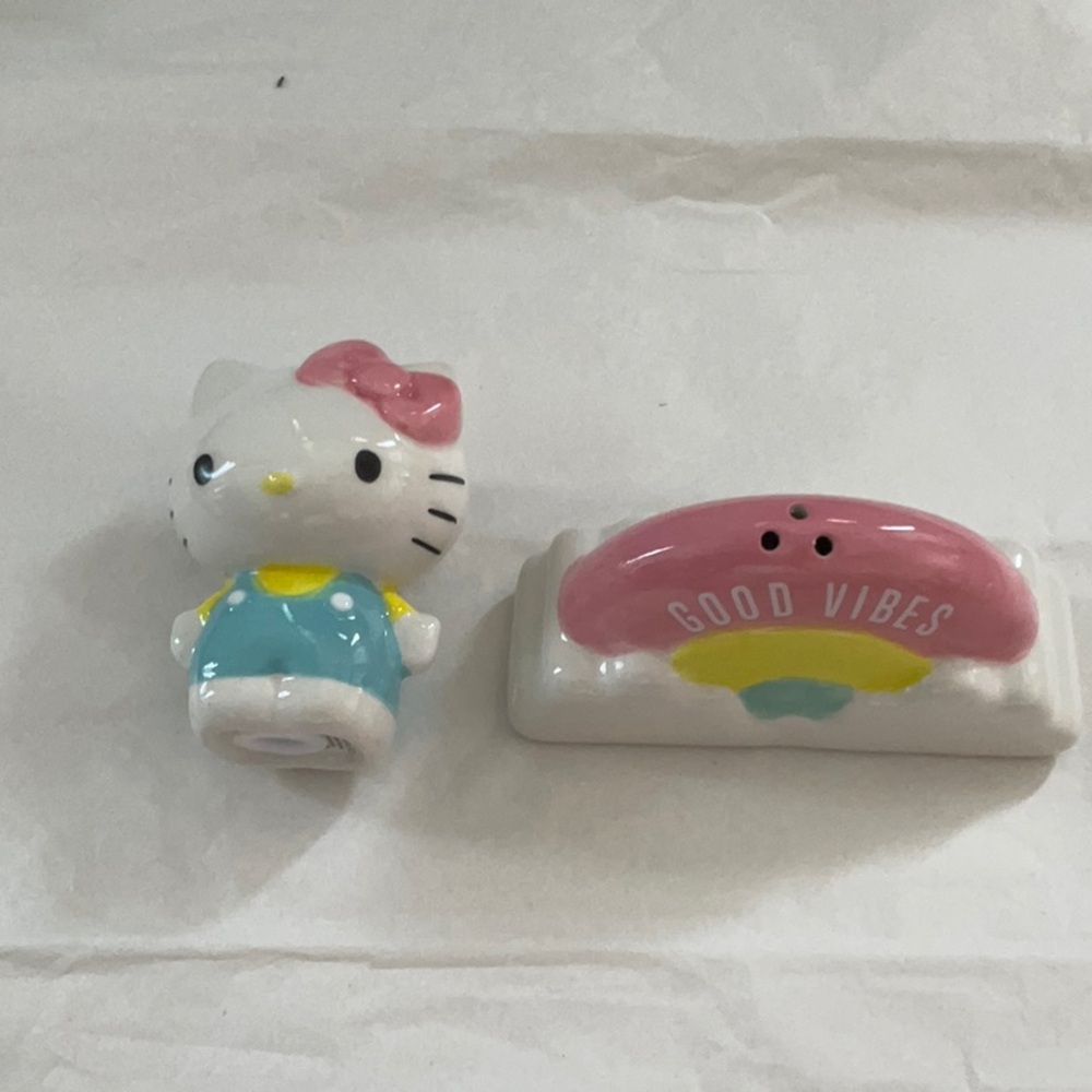 Hello Kitty Ceramic Salt and Pepper Shaker Set - Picture 3 of 6